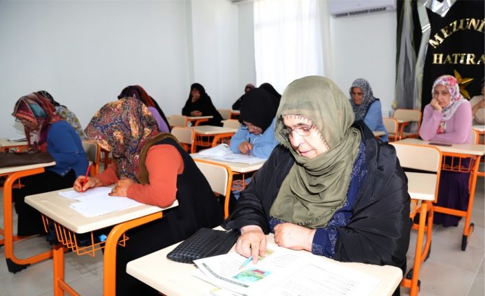 75 yaşında okuma yazma öğrenen Ayten nine mezun olmanın sevincini yaşadı