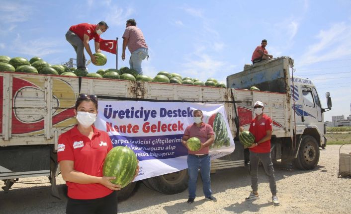 Adana’da vatandaşa ücretsiz karpuz