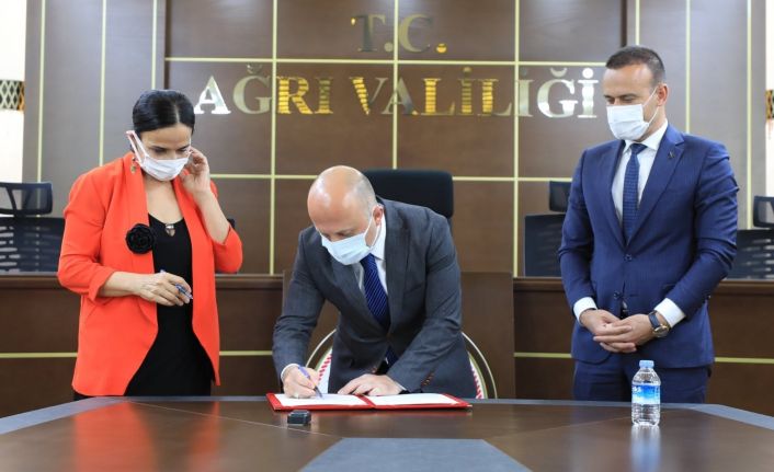 Ağrı Valisi Varol, Dünya İnsani Dayanışma Derneği tarafından yaptırılacak olan okulun protokolünü imzaladı