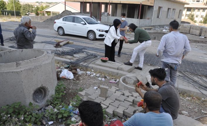 Ak Parti Yenişehir İlçe Başkanı Kaya, inşaat işçilerine karpuz ikram etti