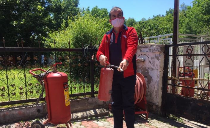 Akaryakıt istasyonunda alev alan otomobile müdahale eden çalışan o anları anlattı