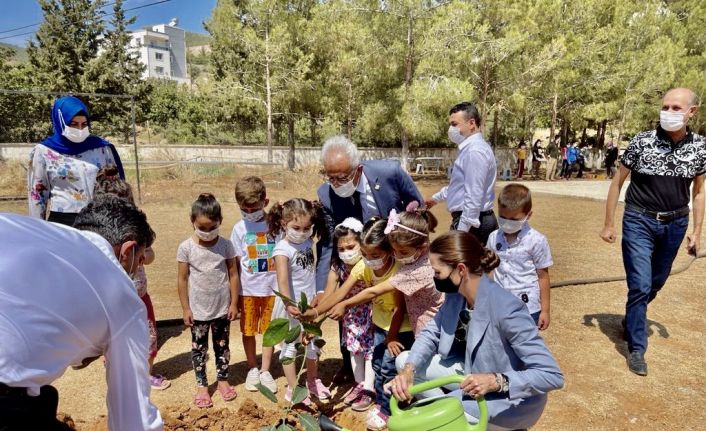 Akkuyu Nükleer A.Ş. çalışanları, ‘Umut Tohumları’ projesi kapsamında çocuklarla fidan dikti