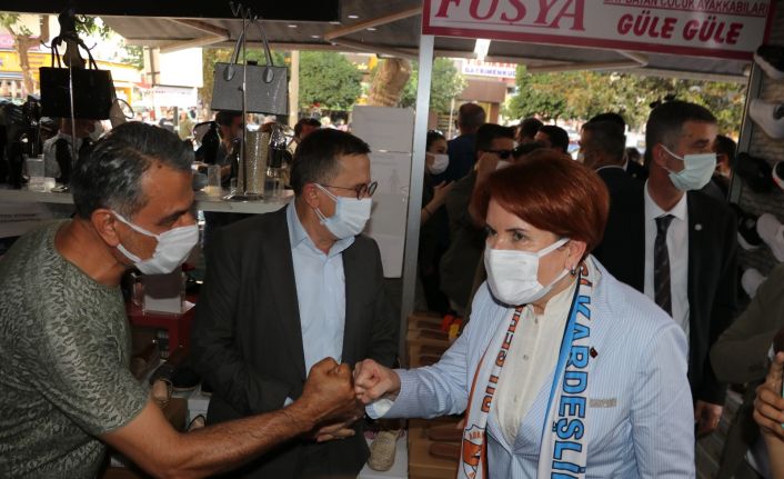 Akşener’in ziyareti sırasında ilçe belediye başkanı ve milletvekilleri makam odasına girmek için korumalarla mücadele verdi