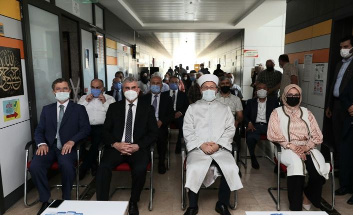 Ali Erbaş: “Hafızlar nasıl Kur’an-ı muhafaza ediyorsa, Kur’an da hafızları muhafaza ediyor”