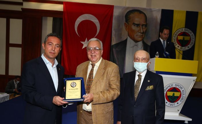 Ali Koç ve Vefa Küçük, YDK üyelerine plaketlerini verdi
