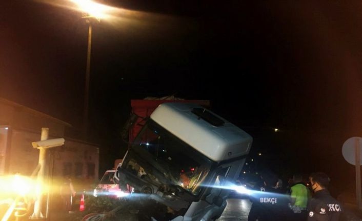 Alkollü kamyon sürücüsü otoyol gişelerindeki beton bariyere çarptı, araç hurdaya döndü