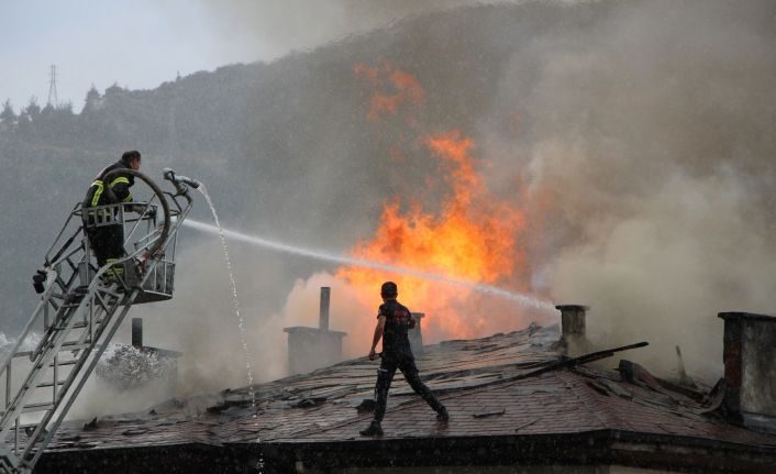 Amasya’da 4 katlı binanın çatısı alev alev yandı