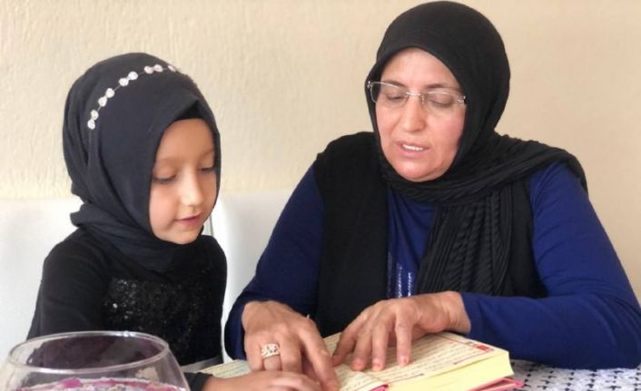 Anneannesiyle birlikte gittiği kursta heves edip 6 yaşında Kur’an-ı Kerim okumayı öğrendi