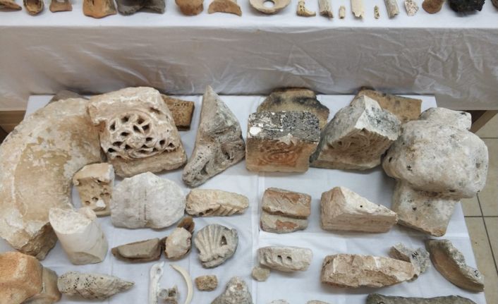 Antik kentler ve piyasadan topladıkları 274 parça tarihi eseri yurt dışına çıkaramadan yakalandılar