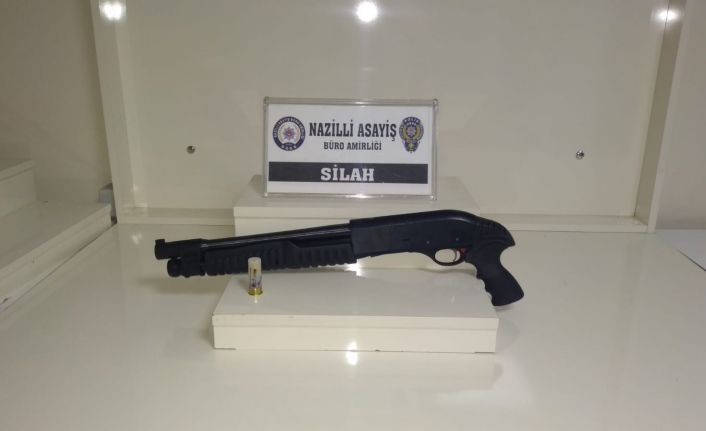 Arabadan etrafa tüfek gösterdiler, yakalandılar