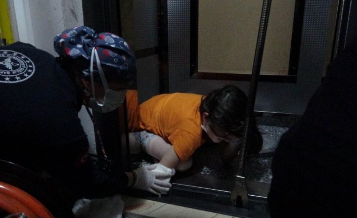 Asansörde dehşet anları: 10 yaşındaki kızın kolu asansöre sıkıştı