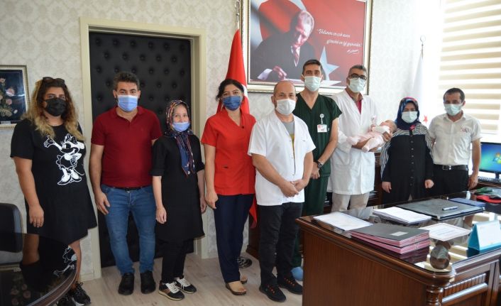 Aşılama yoluyla bebek sahibi olanlar, tedavi gördükleri hastanede doktorlarla bir araya geldi
