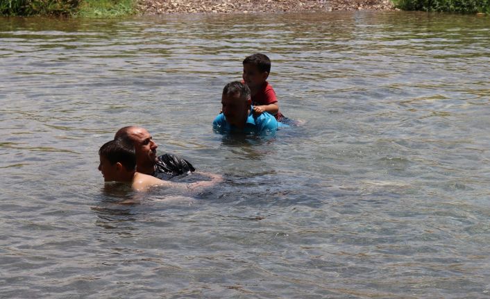 Aşırı sıcaklardan bunalan Arabanlılar çay suyuna akın etti