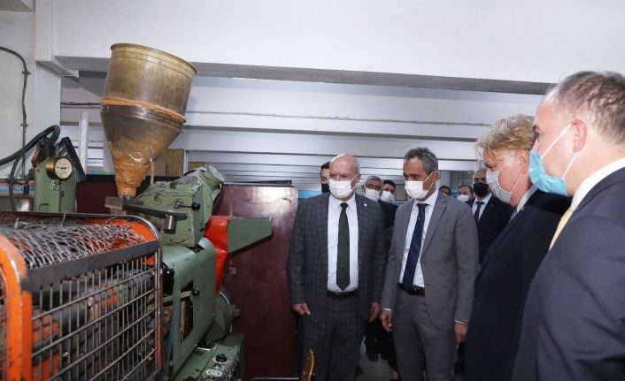 ATO Başkanı Baran, Milli Eğitim Bakan Yardımcısı Özer’le birlikte Gazi Mesleki ve Teknik Anadolu Lisesi’ni ziyaret etti