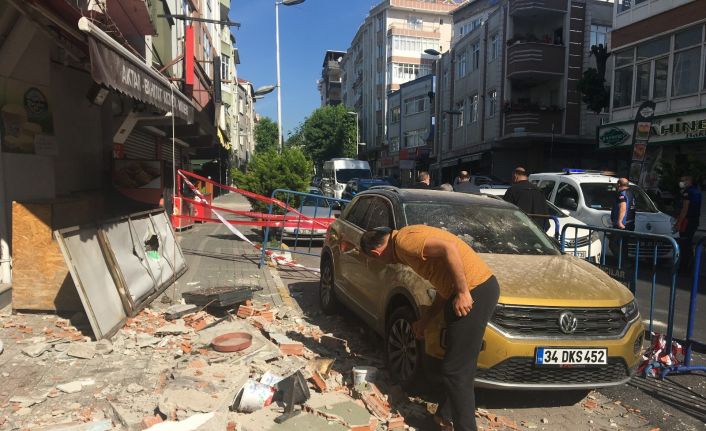 Avcılar’da 2 balkonu çöken 42 yıllık bina havadan drone ile görüntülendi