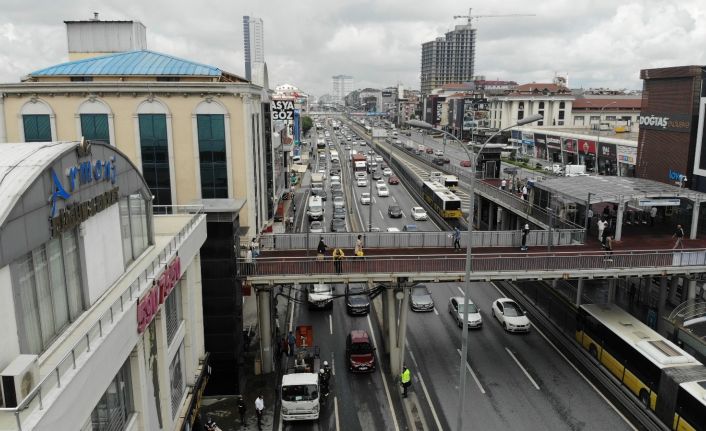 Avcılar’de E-5 üst geçide bağlı kablolar halk otobüsünün üzerine düştü