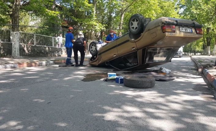 Aydınlatma direğine çarpıp ters dönen otomobil sürücüsü 400 promil alkollü çıktı