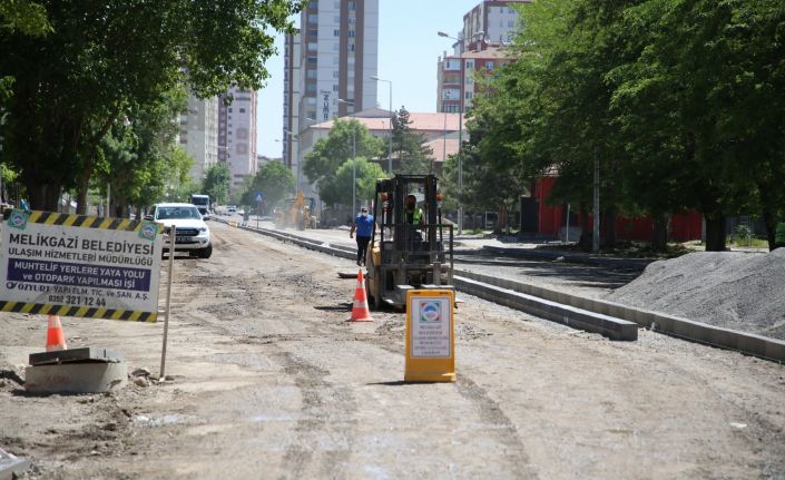 Aydınlıkevler Mahallesi alt yapı ve üst yapı çalışmaları ile yenileniyor