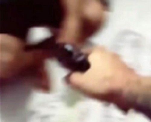 Ayrılma aşamasındaki eşi ve arkadaşını tabancayla vurdu, o anları sosyal medyadan paylaştı