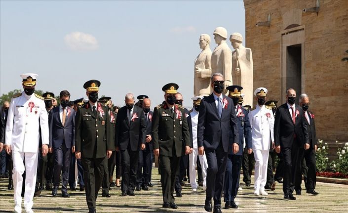 Bakan Akar, komuta kademesi ve OYAK Yönetim Kurulu ile Anıtkabir’i ziyaret etti