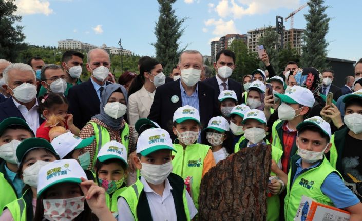 Bakan Kurum’un zorlu görevi: Minik çevre müfettişinin ayakkabısındaki çamurları temizledi