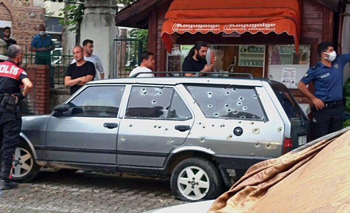 Balkondan husumetlilerine kurşun yağdırdı, araç delik deşik oldu