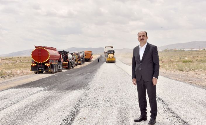 Başkan Altay mahalle yollarında sathi kaplama çalışmalarını başlattı