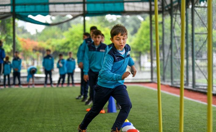Başkan Bozkurt, çocuklarla spor yaptı, forma ve ayakkabı hediye etti