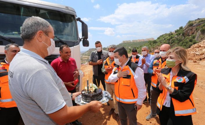 Başkan Tütüncü’ye, belediye işçilerinden doğum günü sürprizi