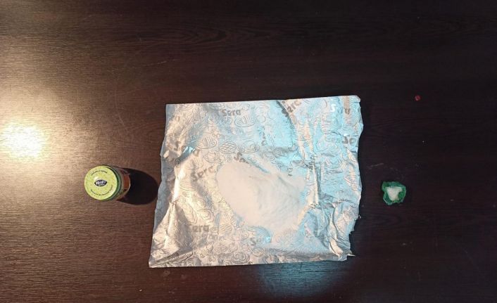 Bebek maması kavanozundan uyuşturucu çıktı