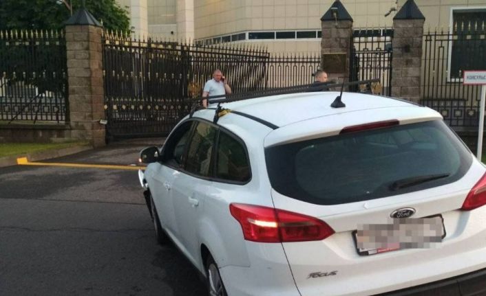 Belarus’ta bir araç Rus Büyükelçiliğinin girişine daldı