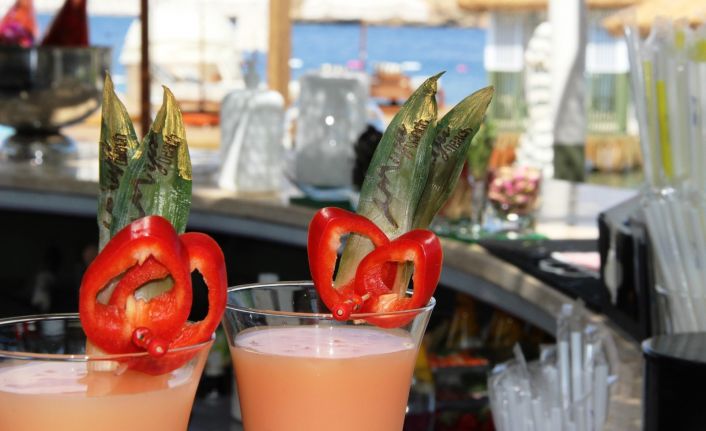 Bentonit kilinden kokteyl yaptılar, yerli ve yabancı turistlerin ilgi odağı oldu