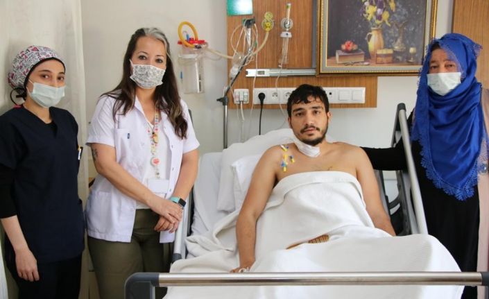 Bıçaklanma sonucu kalbi duran genç, hastanede hayata döndü