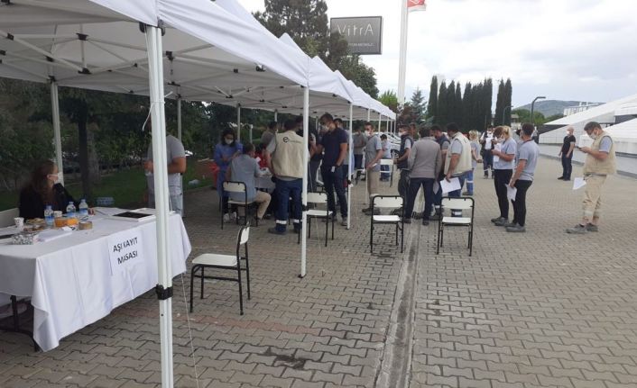 Bilecik’te sahaya çıkan mobil aşı ekipleri bir günde 2 bin çalışanı aşıladı