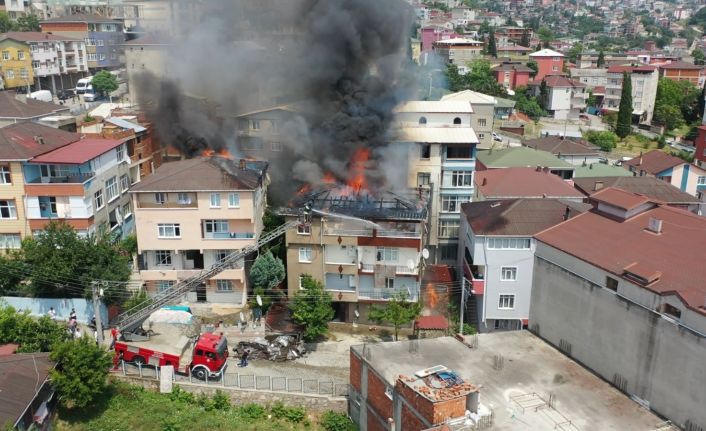 Binanın çatı katında çıkan ve üç binaya daha sıçrayan yangın söndürüldü