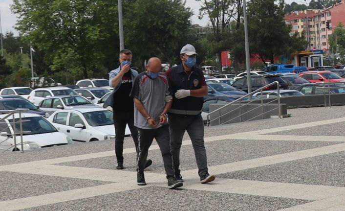 Bir dediğini iki etmediği çalışanı kasayı boşaltıp yarısını harcadı