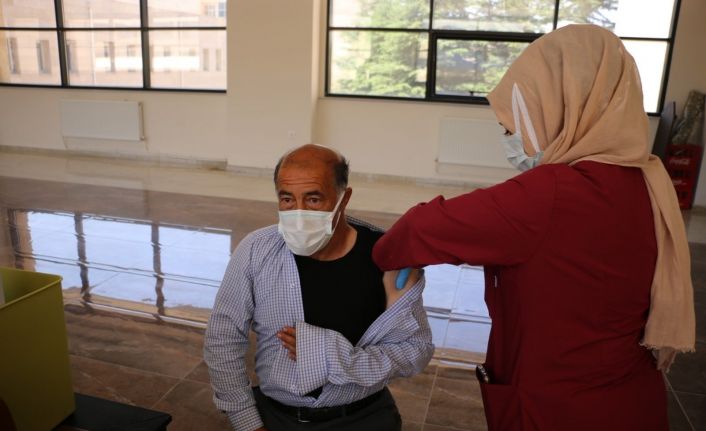 Bitlis’te belediye personeline korona virüs aşısı