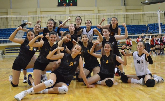 Bozüyük Belediyesi Eğitim ve Spor Kulübü kadın voleybol takımı final gruplarına yükseldi