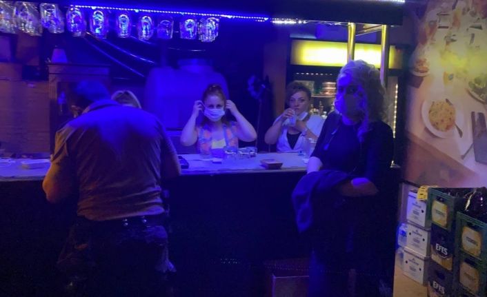 Bursa’da eğlence mekanına baskın: 17 kişiye 53 bin 550 TL ceza