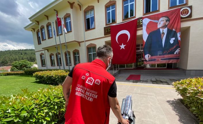 Bütün bina girişlerine yaşlı ve engelli vatandaşlar için tekerlekli sandalye konuldu
