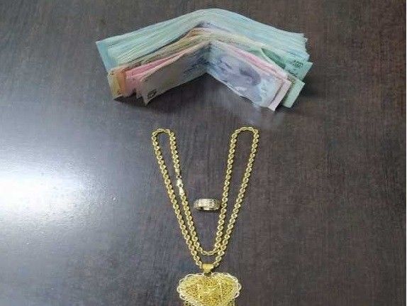 Çaldığı altınlarla kaçamadan yakalandı