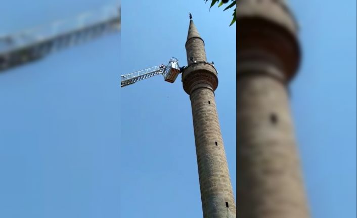 Cami minaresinde mahsur kalan adamı itfaiye kurtardı