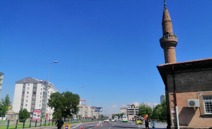 Caminin minaresine yıldırım isabet etti, parçalar yola savruldu