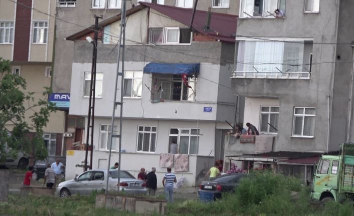 Çatıdan düşen 1 kişi öldü, 1 kişi ağır yaralandı