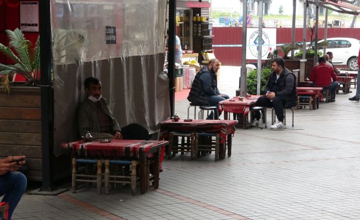 Çayın başkentinde Rizeliler özledikleri çay tadı için ilk günden çay ocaklarını doldurmaya başladı