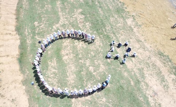 Çekmeköy’de 5 Haziran Dünya Çevre günü etkinliğine katılanlar bayrak figürü oluşturdu