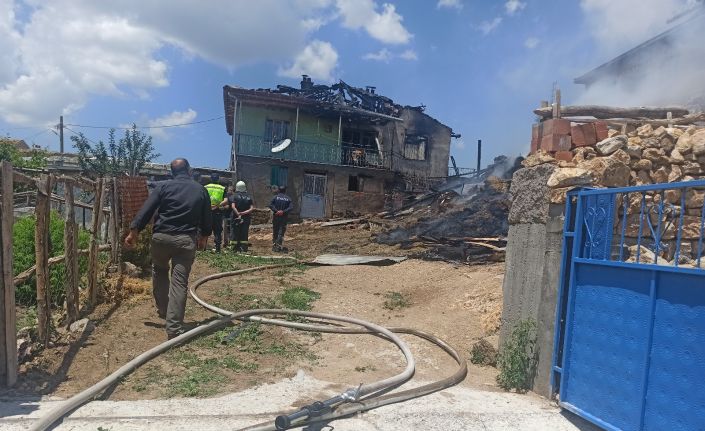 Çıkan yangında bir ev ve çok sayıda saman balyası yanarak zarar gördü