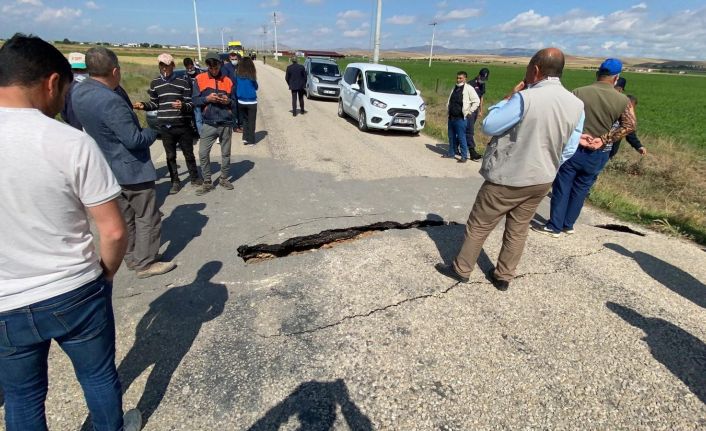 Çöken ve yarıklar oluşan yolda az kalsın facia yaşanacaktı