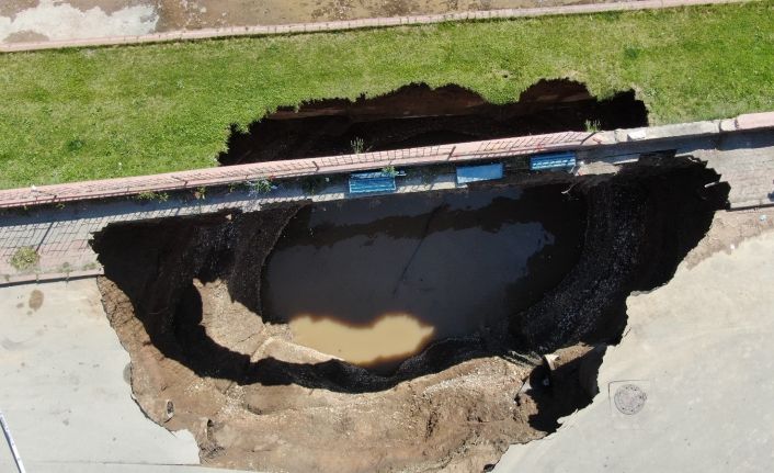 Çöken yolda oluşan çukurun boyutu gün ağırınca ortaya çıktı