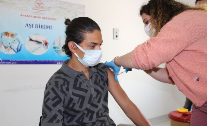 Covid-19 ile mücadelede 35 yaş ve üzeri vatandaşların aşılaması başladı